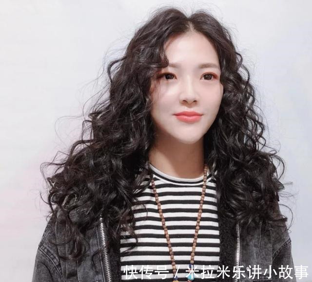 发型 今年秋冬发型别乱剪,18款洋气烫发送给你,无论胖瘦都适合!