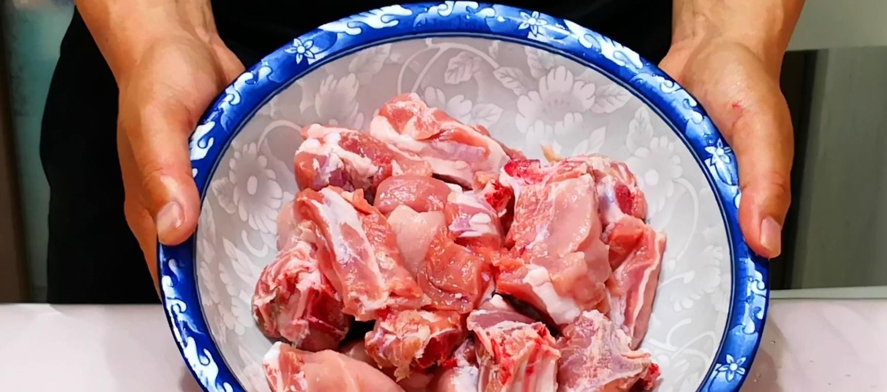 洗排骨时,只用清水洗就错了,教你正确做法,不腥不柴浮沫都少