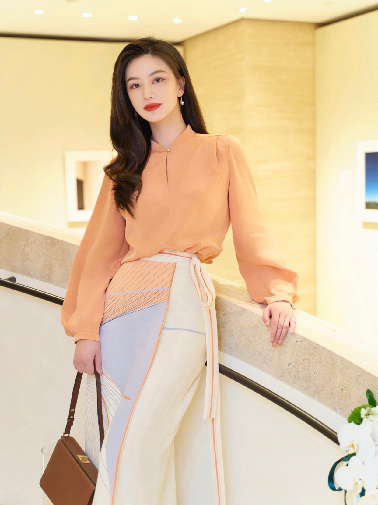 搭配|夏季,女神博主这样穿很高级,衬衫搭配半身裙简约利落,清爽减龄