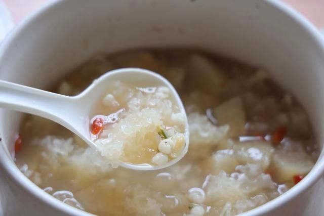 丑耳|防秋燥，这道汤水要多喝，清热下火，丝滑好喝，熬一锅全家都爱喝