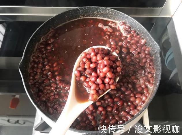 红豆最简单的做法,放点红糖一起煮,女人多吃补血养颜越吃越年轻
