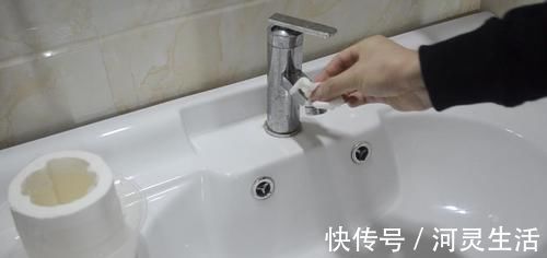 塑料打包盒不要扔, 放在卫生间里有大用处, 能帮家里省下不少钱