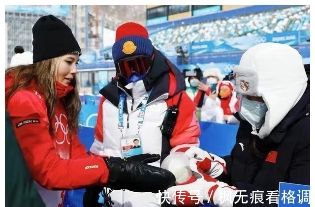 祖孙|谷爱凌为奶奶戴奥运金牌,自己晒银牌,祖孙戴墨镜对视,酷劲十足