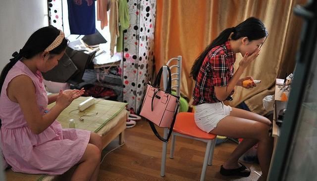 大学生|美女大学生跑操时“昏倒”,同学们赶快送诊,母亲很难没脸见人了