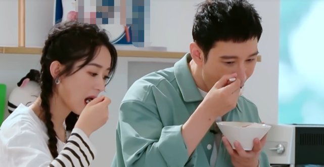 冰沙|趙麗穎自己學(xué)習(xí)做冰沙,誰注意她手里用的碗這顧客還怎么敢來