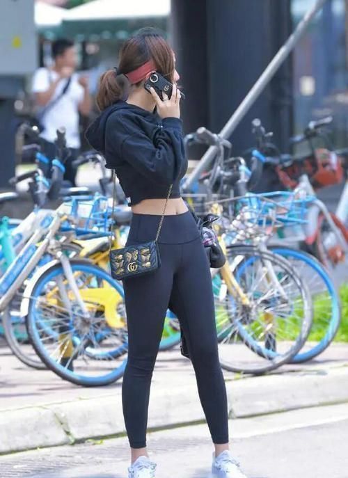 减龄 别总想着穿搭精致，偶尔试试运动装，大方减龄又塑形