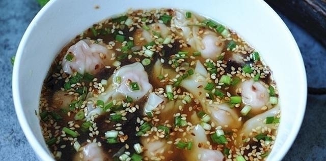 馄饨汤这么调，简单好味道，几种调料，开水一冲，比骨头汤还鲜