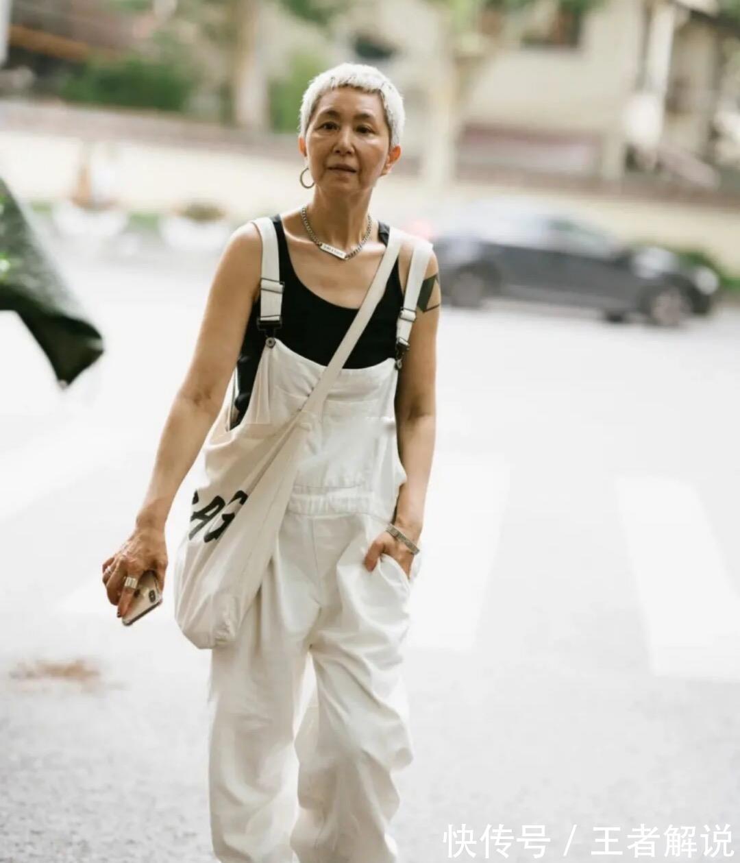 单车|60岁上海奶奶真时髦!穿背带裤骑单车出门,头上裹块花头巾好拉风