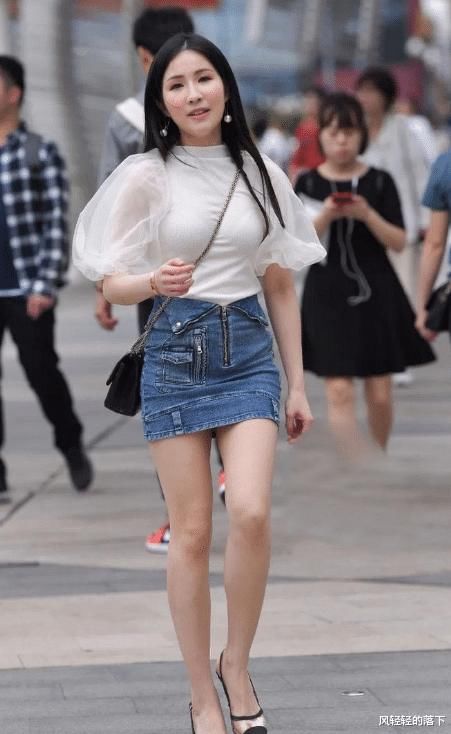 一条牛仔裙，尽显潮流风范