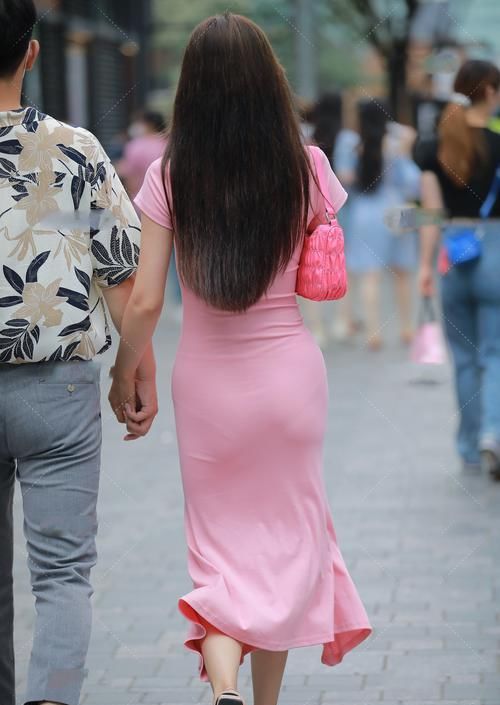 圆领开叉连衣裙，优雅又时尚，彰显气质女人魅力