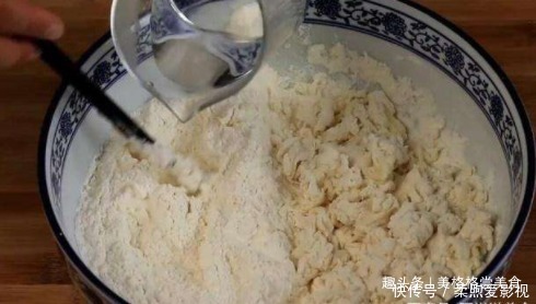 做烙饼的时|做烙饼时,和面用的“水”很重要,只有用对水,烙饼松软还分层!