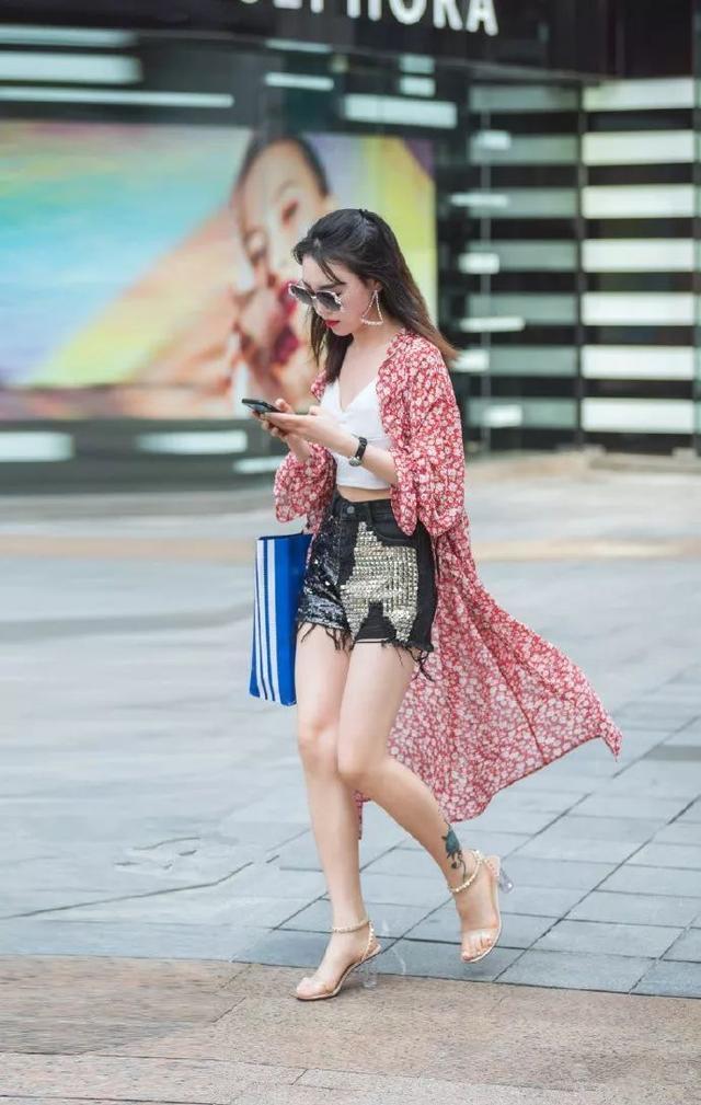 街拍:小美女黑色的穿搭风格,凸显出美女的优雅气质,真养眼