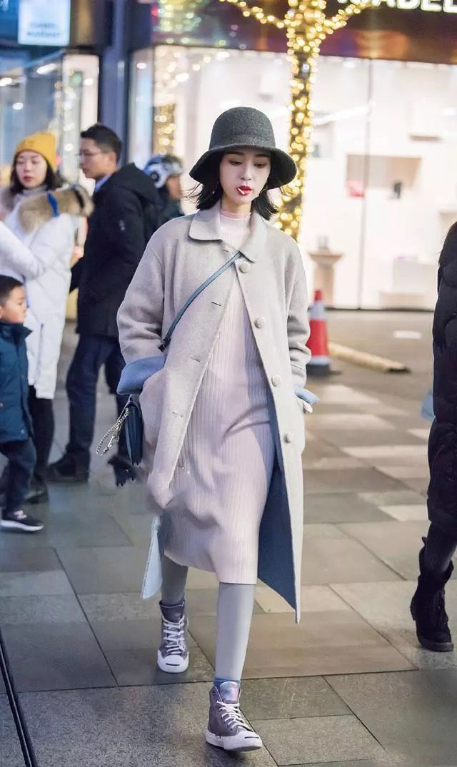 街拍 身材苗条的气质美女，灰色的连衣裙素雅大方，风格端庄优雅