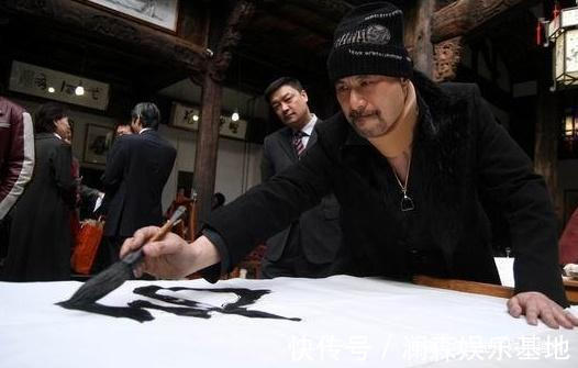 玉镯@65岁刘晓庆书法造诣颇深，时常晒出个人书法作品