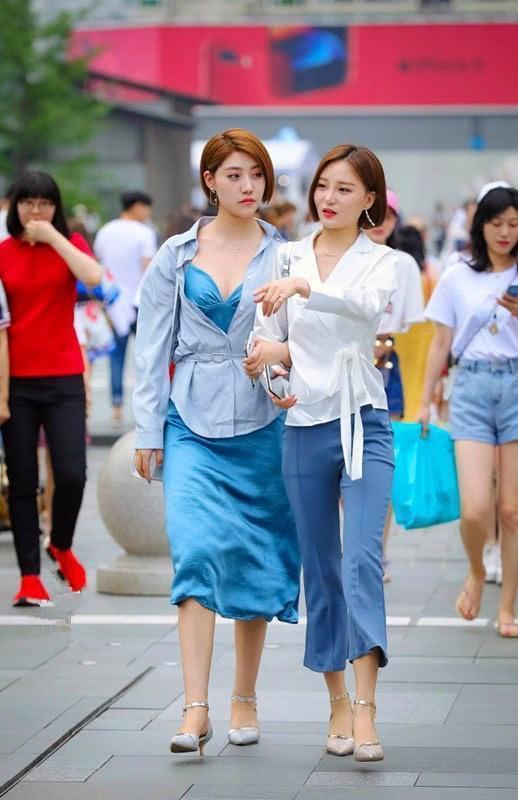 街拍:清爽靓丽的短发美女,穿黑色的吊带连衣裙,时尚大气