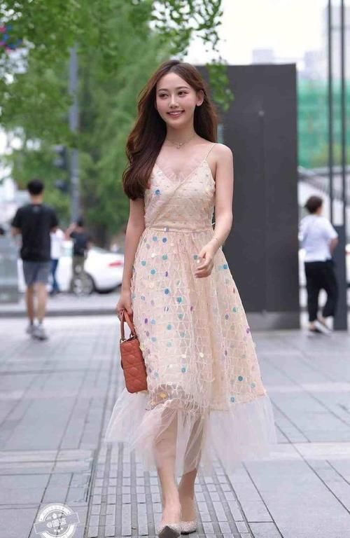 女人 美丽十足的连衣裙穿搭端庄有气质，展现女人的娇美，唯美俏皮
