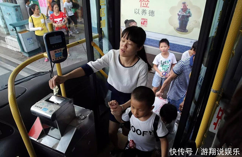 老人们|“超有家教的女童”跟奶奶坐公交火了,网友有这样的奶奶代代富