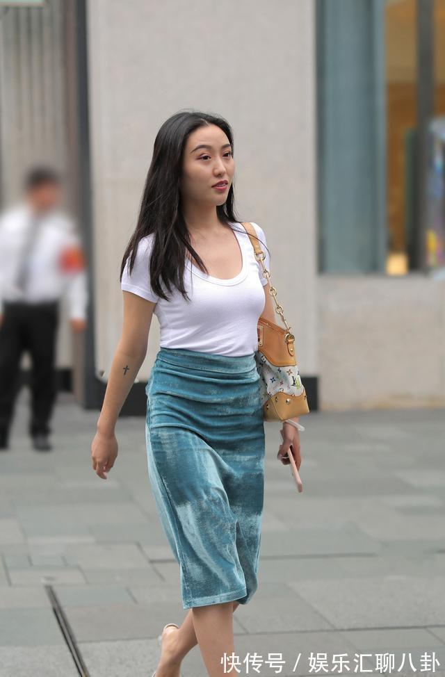 高跟鞋|成熟美女穿上一身蓝色礼服，总透着一种清新、淡雅的气质
