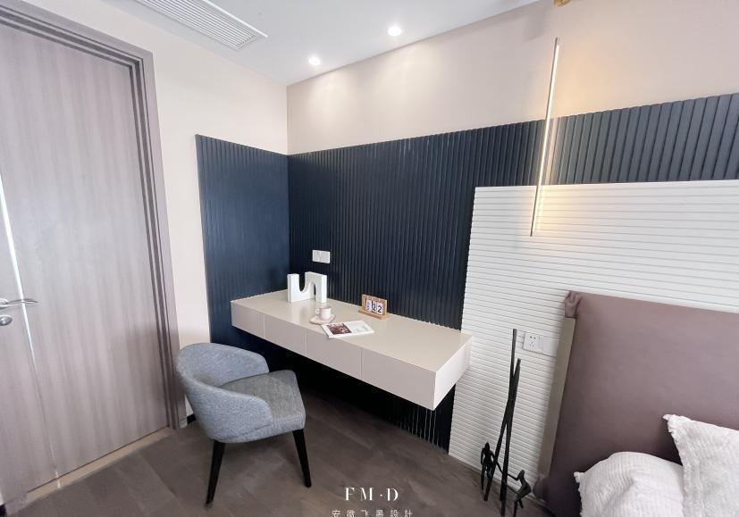 玻璃柜|事实证明,卧室不做套房,装一字型玻璃柜,也能打造步入式梳妆区