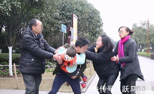 父女|父女俩到餐厅吃饭，到餐厅点了两道菜，老板听后偷偷到后厨报警