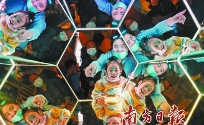 南方日报:笑语迎春