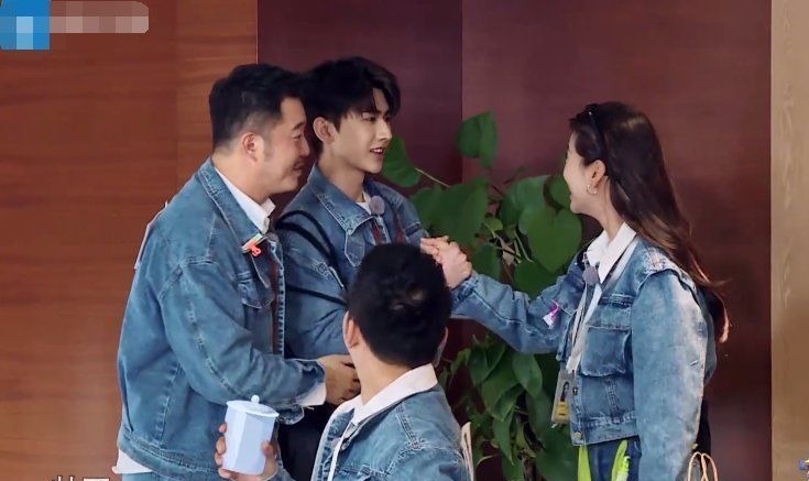 蔡徐坤出場李晨夸他瘦了，沙溢夸他帥了，但baby的贊揚(yáng)他最愛聽