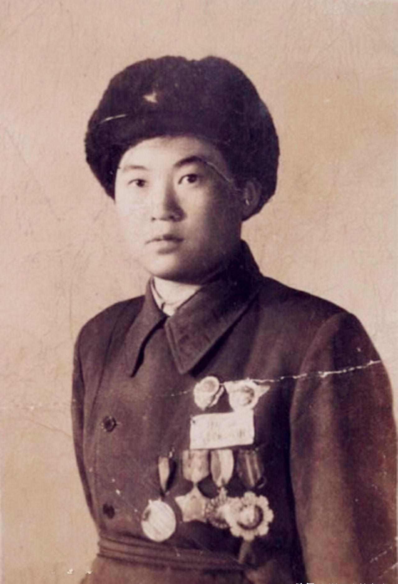 被誉为|她14岁入伍，女扮男装5年，屡建奇功，被誉为现代花木兰