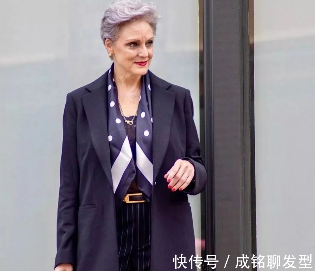 老年人|论穿搭就服这位62岁的奶奶,越老越有魅力,行走中的穿搭教科书