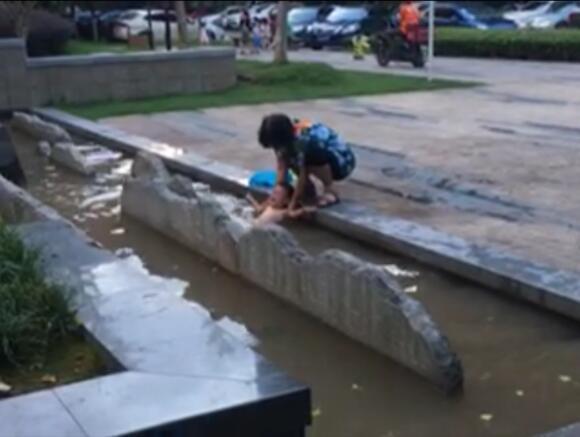 脏水|1岁宝宝被奶奶泡进脏水中,称自己孩子都是这样带大的