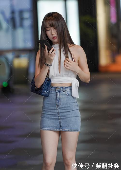 女生们 白色围颈露肩背心搭牛仔短裙,潮流个性,元气满满