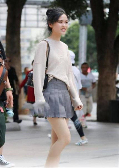 小姐姐|街拍:清新脱俗的小姐姐,休闲针织衫搭配百褶裙,大秀白皙美腿