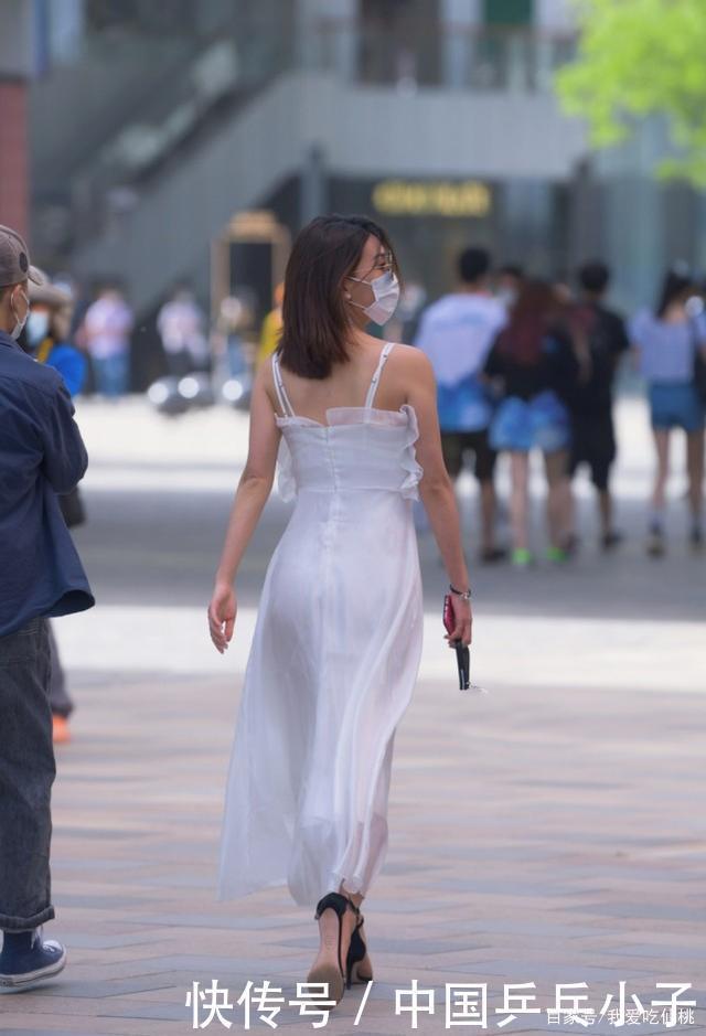 纯白色连衣裙搭配高跟凉鞋,尽显知性,知性十足