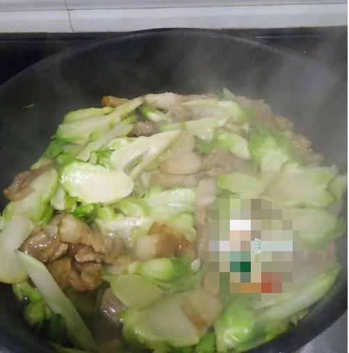 猪肉|这菜以前不懂都扔掉了,搭配猪肉一起炒,脆嫩爽口,炒一盘不够吃