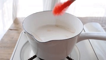 奶油焦糖布丁,1袋牛奶和少许糖,锅里简单一煮就成功