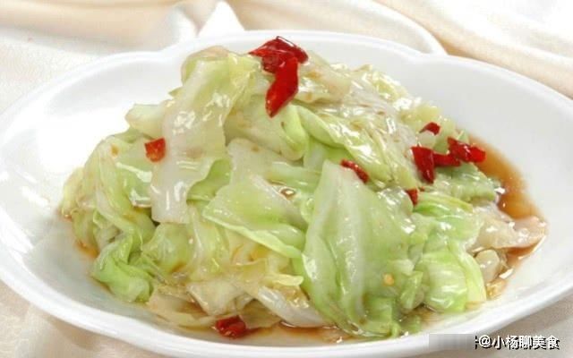 炒包菜时不要直接下锅炒,用上两个小妙招,包菜清脆爽口更入味