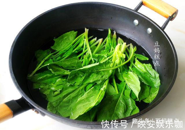 焯水|菠菜焯水有争议,到底要不要焯水?大厨教你正确方法,别再做错了