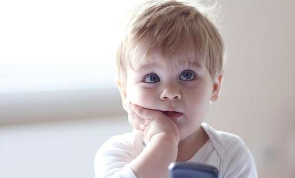 看电视|3岁以下宝宝到底能不能看电视?美国儿科学会给出建议,值得收藏