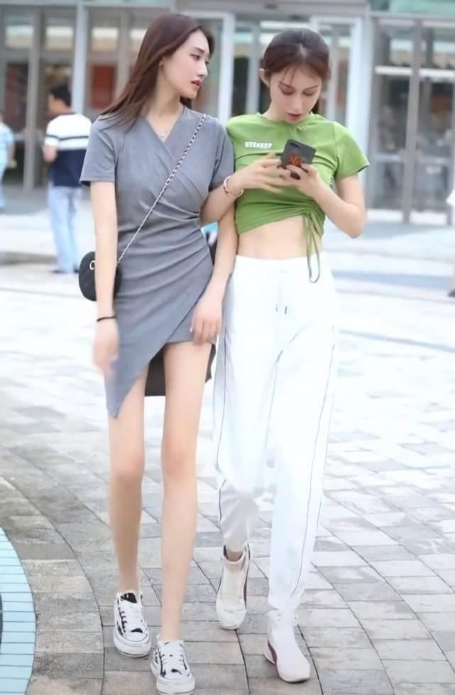 闺蜜|有种“不抢风头”叫“你穿裙子,我穿短T”,真闺蜜就是我们“都是焦点”