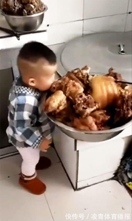 厨房|宝宝不见了,听到爸爸在厨房哈哈大笑,妈妈推门一看,哭笑不得