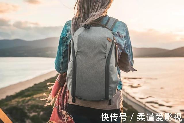 公开|总价值六万的背包里都放了些啥?差评同事背包大公开