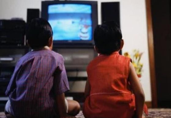 镜头|电视出现“AA”镜头时,家长还在捂孩子眼睛?这3方法会更管用