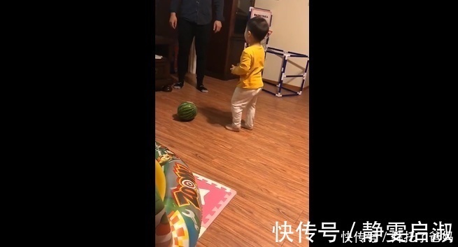 常识|宝宝误把西瓜当成玩具球,摔在地板后的反应,让妈妈哭笑不得