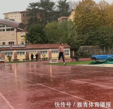 朱建华|张国伟赤膊上阵冒雨训练，大长腿跑起来真快，拍段子只为挣钱圆梦