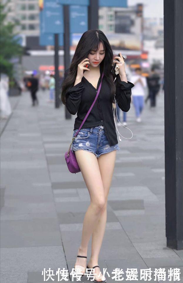 穿搭|街拍:牛仔短裤与黑色V领衬衫的穿搭, 好看!