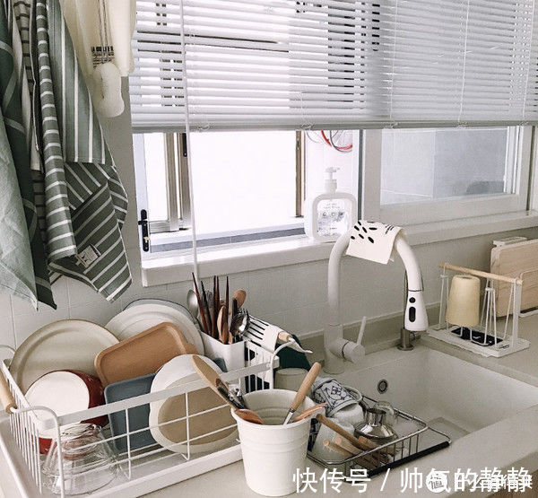 小喜|这对夫妻太有远见,把次卧和客厅打通,清爽开阔,日子过得简单舒适