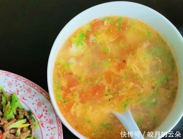 一家三口的快手午餐,不到二十块钱,一荤一素还有汤,实惠又美味