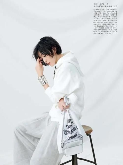 女人一旦过了45岁，一定要学会“减法穿搭”，时髦高级显气质如何打造＂减法穿搭＂