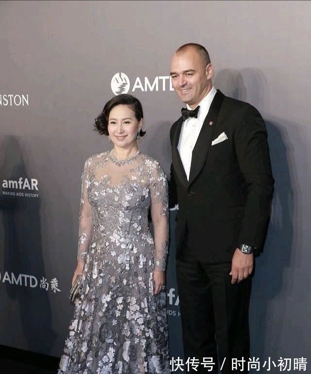 豆腐腿|何超琼换了清爽短发减龄至少20岁,穿粉色上衣配短裤,秀出豆腐腿