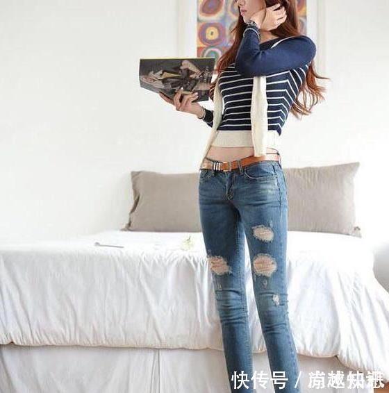 泡泡袖上衣,搭配洗水白牛仔裤,打造酷感十足的高街风范