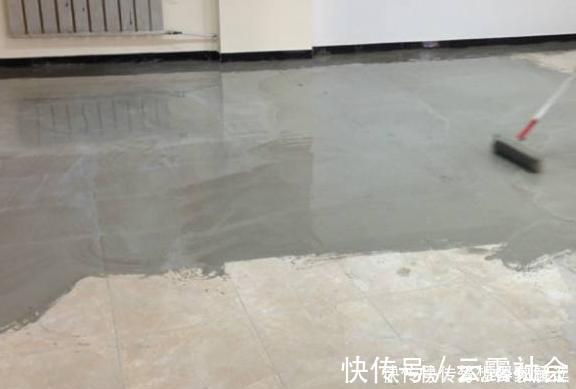 美观|越来越多人地面不铺瓷砖地板,浪费钱!现在潮流这种,实用又美观
